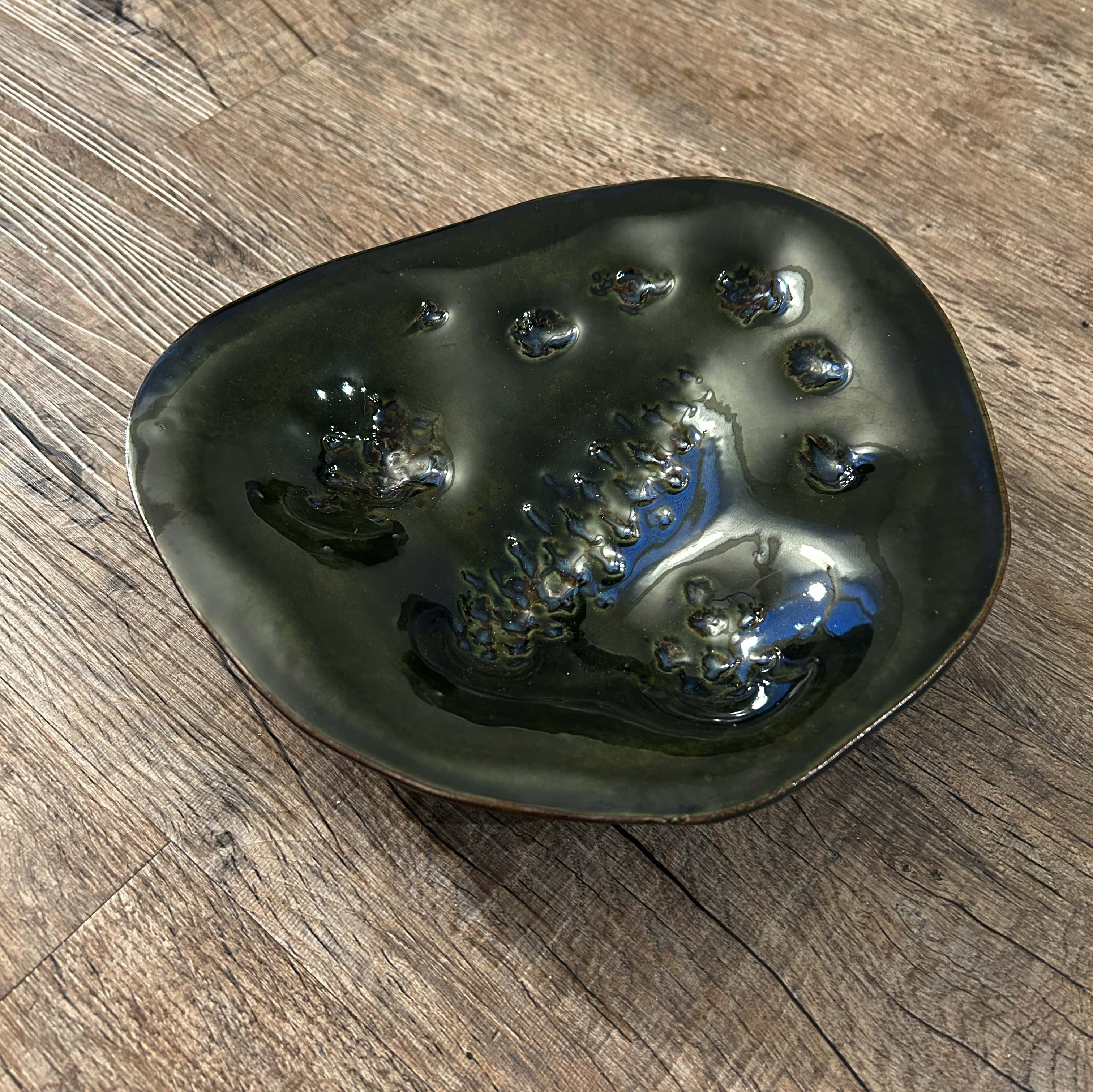 Handcrafted Pinecone-Themed Decorative Plate